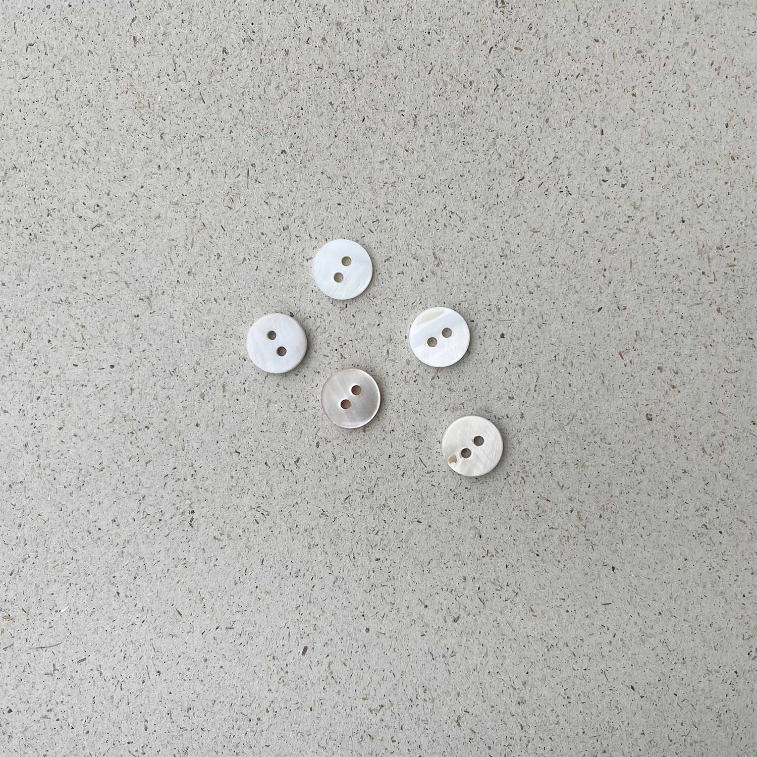 SHIMMERING MOTHER-OF-PEARL BUTTONS Set 5x